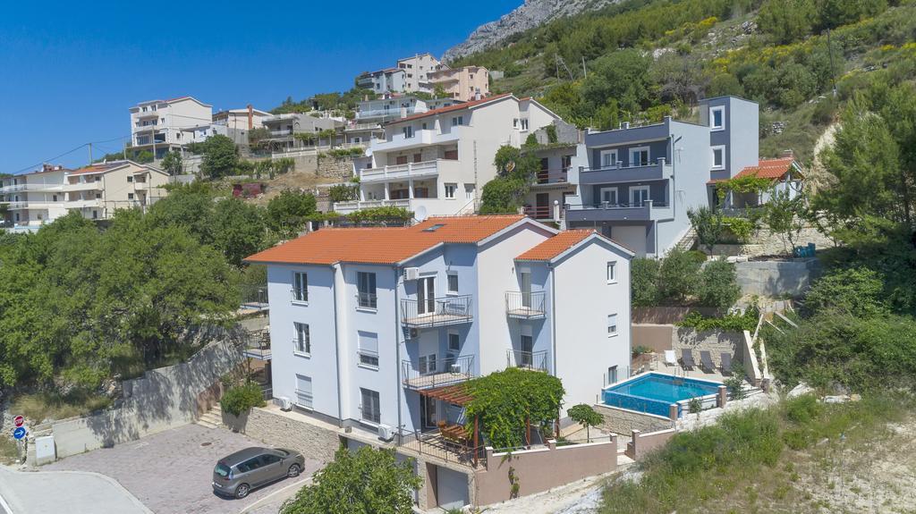 Apartments Sara & Nina Omiš Eksteriør bilde