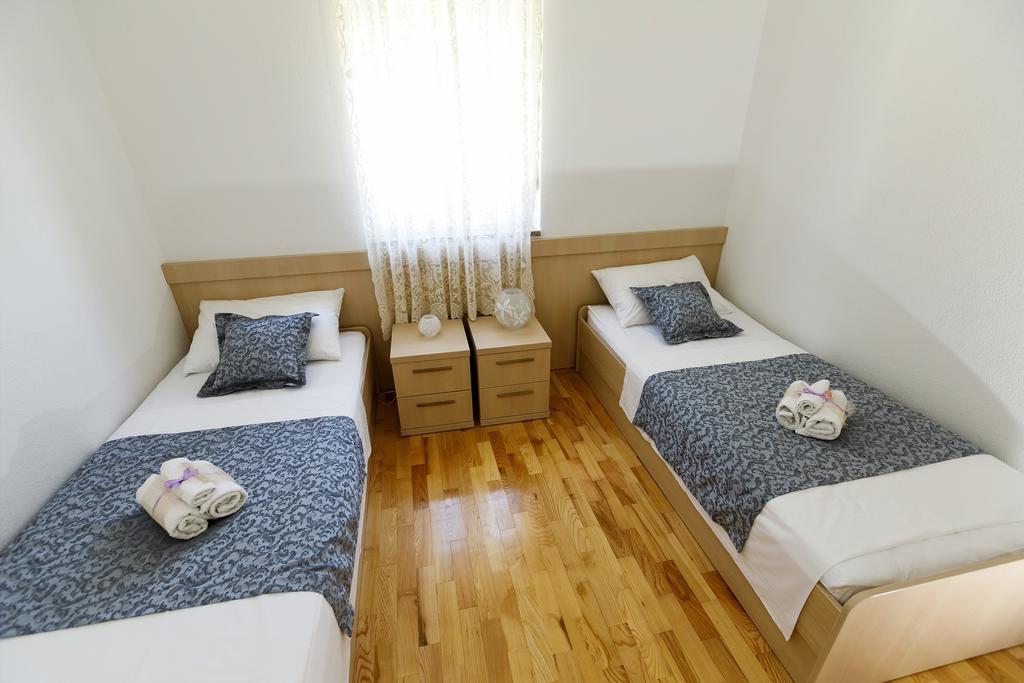 Apartments Sara & Nina Omiš Eksteriør bilde